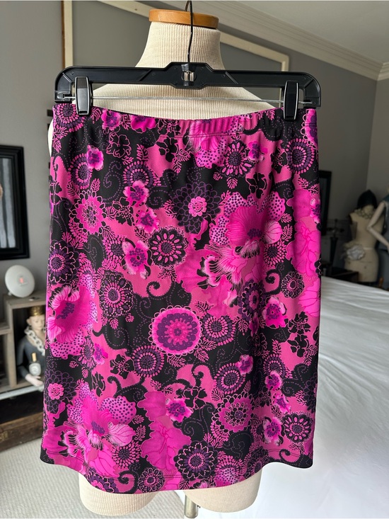 Casual Corner Dresses & Skirts - Casual Corner Pink and Black Floral Skirt, size medium